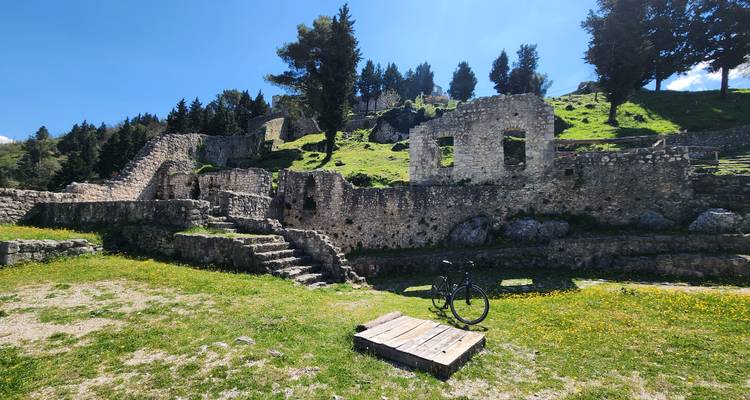 Découvrez la beauté de la Bosnie lors d'un circuit de 4 jours en toutes saisons au départ de Dubrovnik. Visitez les forteresses ottomanes, les anciens monastères orthodoxes, les vieilles villes fortifiées, la cascade de Kravica et la grotte de Vjetr… - Monterrasol Travel 8