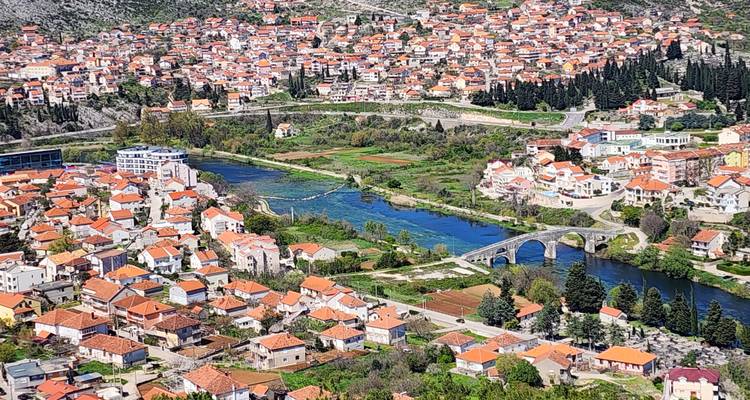 Découvrez la beauté de la Bosnie lors d'un circuit de 4 jours en toutes saisons au départ de Dubrovnik. Visitez les forteresses ottomanes, les anciens monastères orthodoxes, les vieilles villes fortifiées, la cascade de Kravica et la grotte de Vjetr… - Monterrasol Travel 10