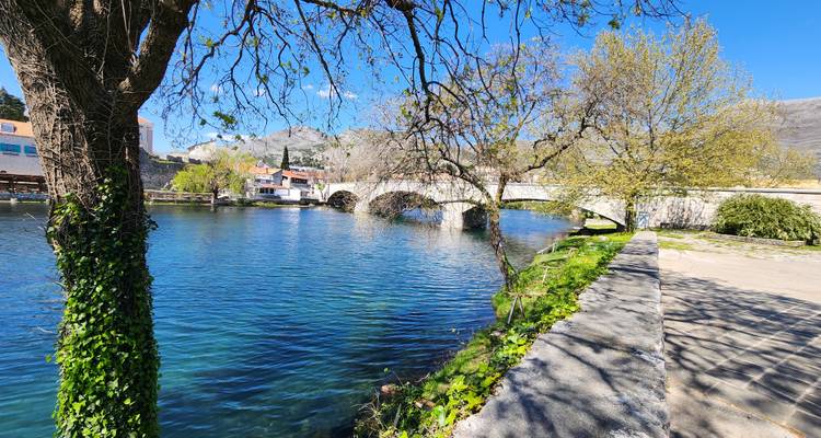 Découvrez la beauté de la Bosnie lors d'un circuit de 4 jours en toutes saisons au départ de Dubrovnik. Visitez les forteresses ottomanes, les anciens monastères orthodoxes, les vieilles villes fortifiées, la cascade de Kravica et la grotte de Vjetr… - Monterrasol Travel 10