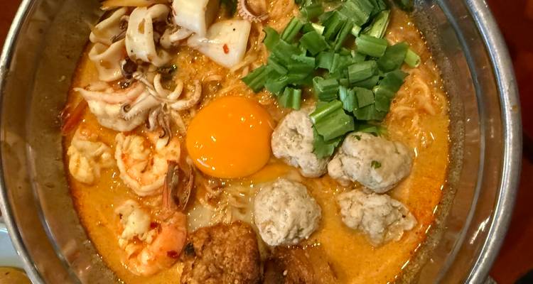 Tazón de ramen con camarones, huevo y verduras.