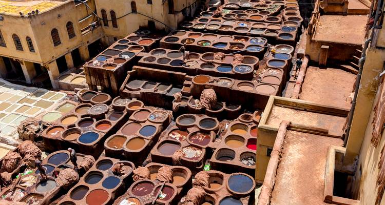 Tannerie traditionnelle avec bassins de teinture colorés.