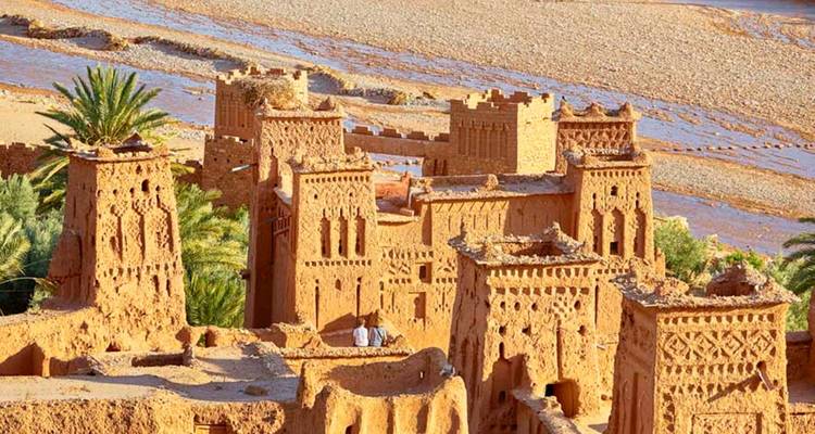 Ancienne Kasbah entourée d'un paysage désertique.