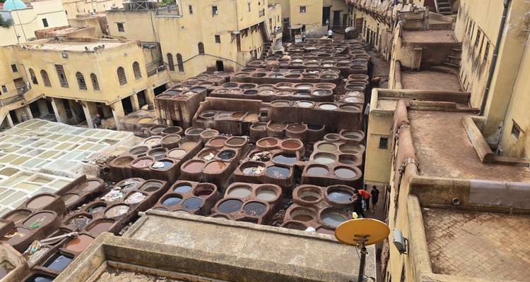 Tannerie traditionnelle avec plusieurs bassins.