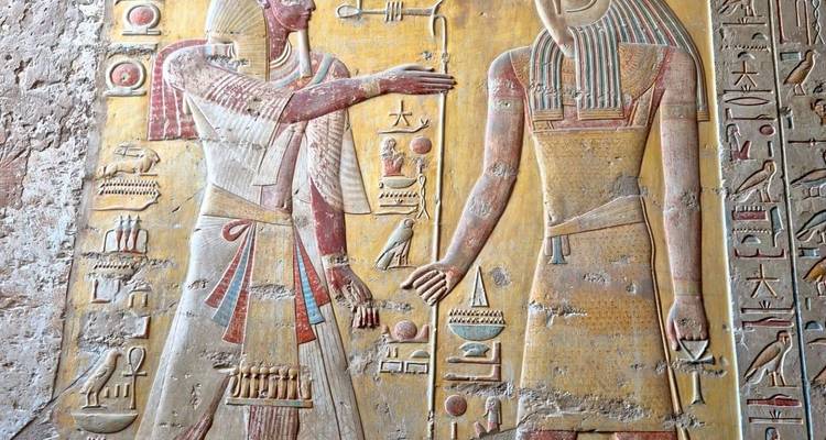 Hiéroglyphes égyptiens colorés sur un mur de temple.