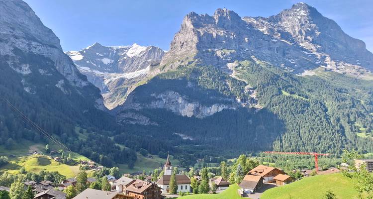 Paysage magnifique de montagnes, une église et un village dans une vallée.