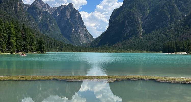 Lago turquesa rodeado de montañas empinadas.