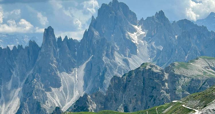 Picos montañosos dramáticos bajo un cielo parcialmente nublado.