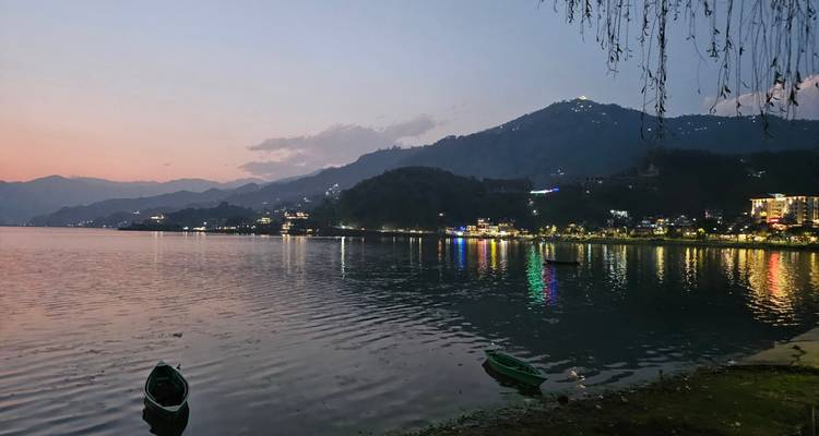 Vue sereine du lac au crépuscule avec reflets.