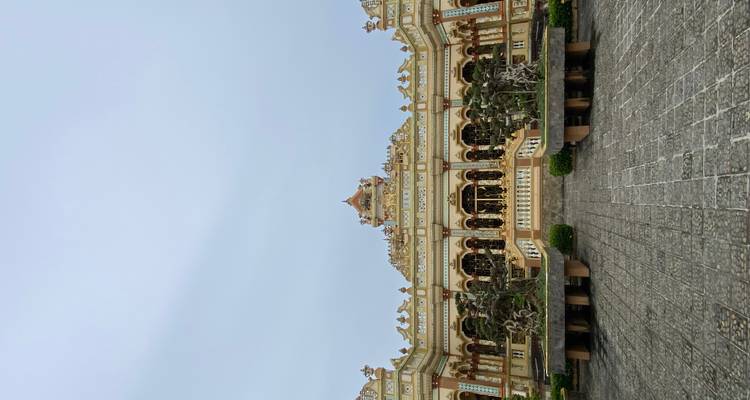 Magnifique temple avec une architecture détaillée et des jardins.
