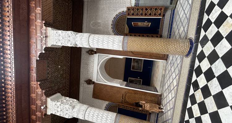 Intérieur d'un bâtiment architectural décoré avec des colonnes.