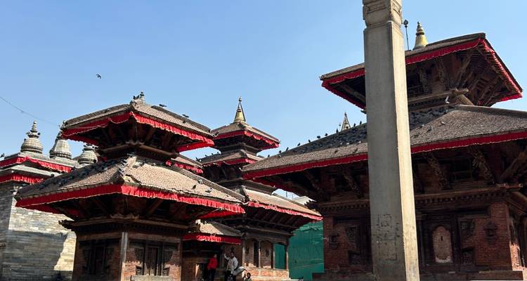 Bâtiments traditionnels de style pagode dans un cadre historique.