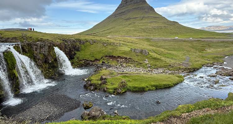 Vue panoramique de la montagne Kirkjufell avec cascade.