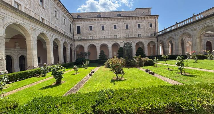 Abbaye de Montecassino avec des jardins bien entretenus.
