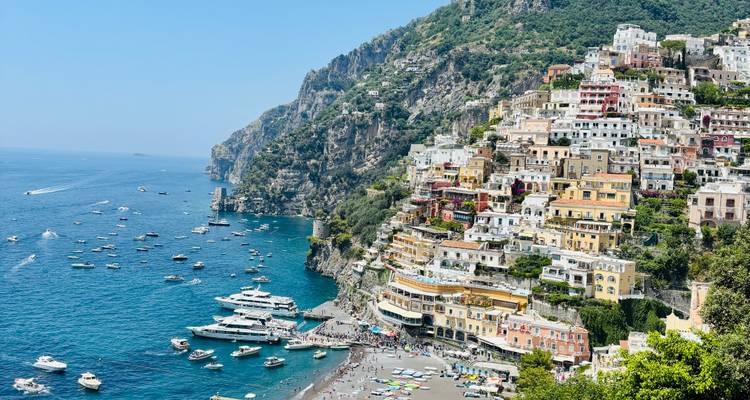 Côte de Positano avec des bâtiments colorés et des bateaux.
