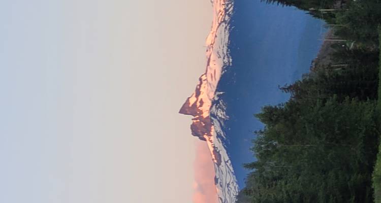 Sommets de montagnes enneigés au coucher du soleil.