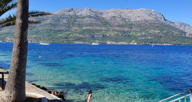 Vue panoramique d'eaux bleues cristallines et de montagnes.