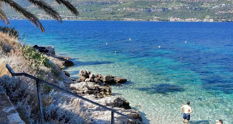 Rivage rocheux avec une eau turquoise claire.