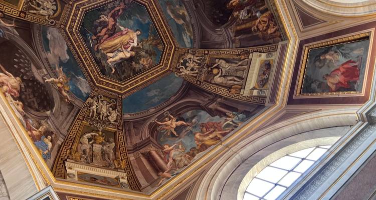 Plafond peint de manière complexe avec des images religieuses et historiques.