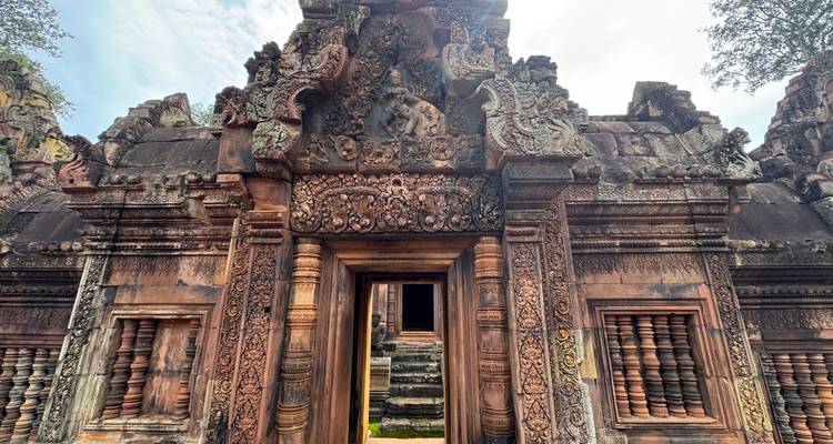 Vue détaillée des sculptures et de l'architecture d'un temple ancien.