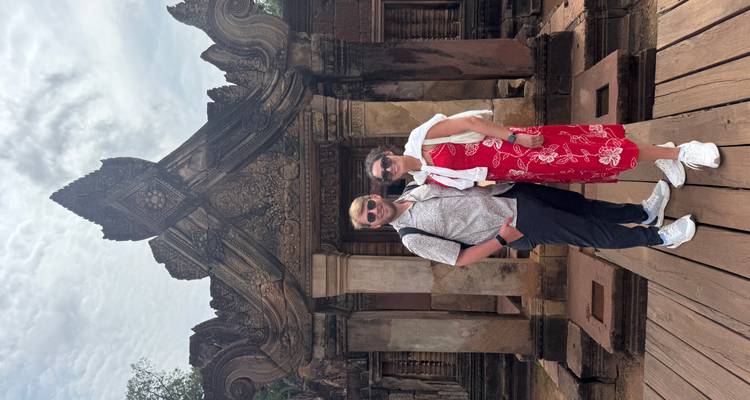Couple posant devant une structure de temple historique.