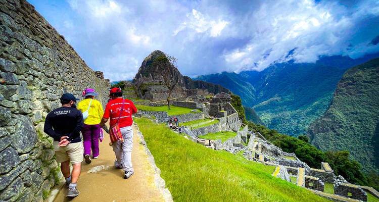 Des touristes explorant les ruines du Machu Picchu.