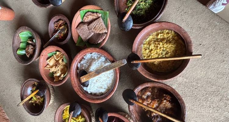 Traditional Sri Lankan meal with rice and curry in clay pots.
