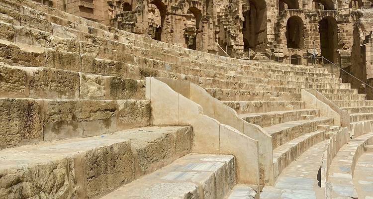 Amphithéâtre en pierre ancien avec une architecture détaillée.