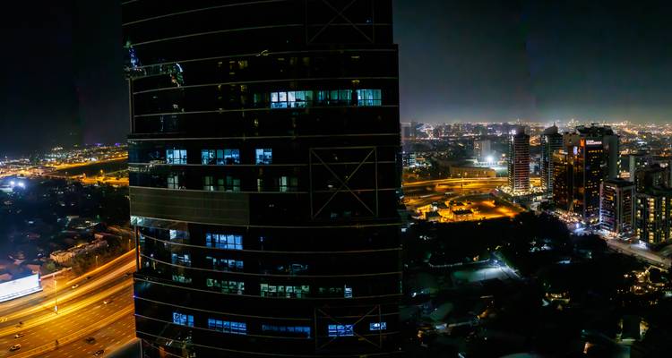 Ligne d'horizon de la ville la nuit avec des bâtiments illuminés.
