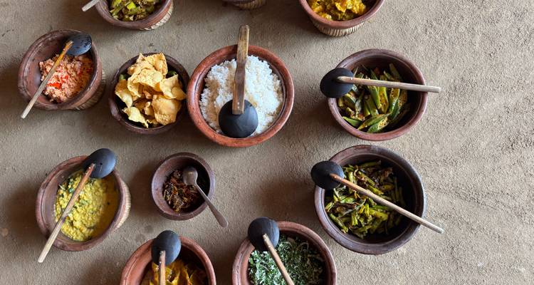 Platos tradicionales de Sri Lanka presentados en cuencos.