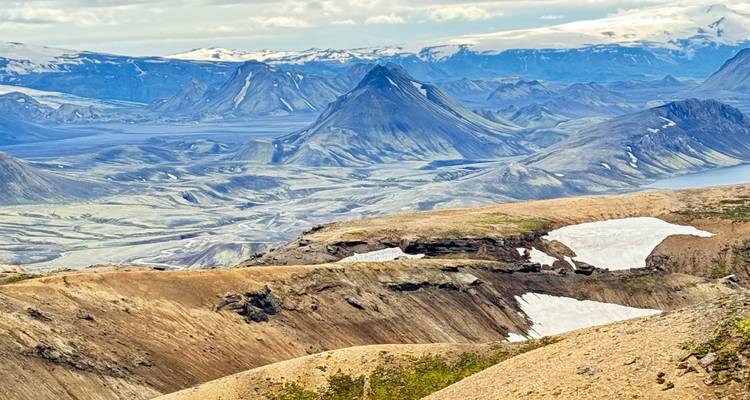 Vue panoramique sur des montagnes escarpées et des glaciers.