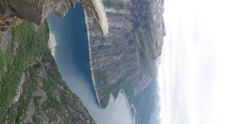 Paysage de falaise époustouflant avec un fjord bleu.