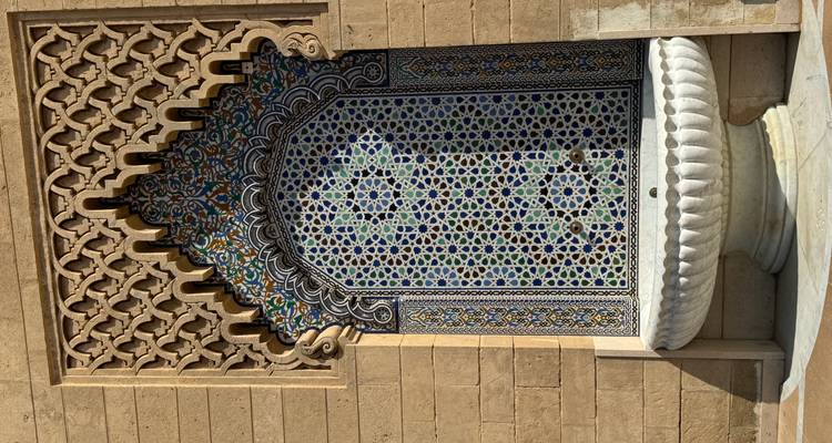 Mur décoratif avec des motifs de carreaux complexes.
