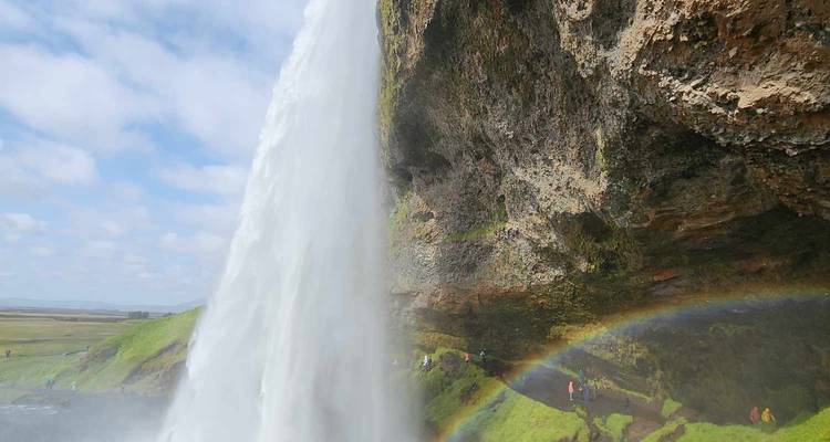 Cascade avec un arc-en-ciel au premier plan