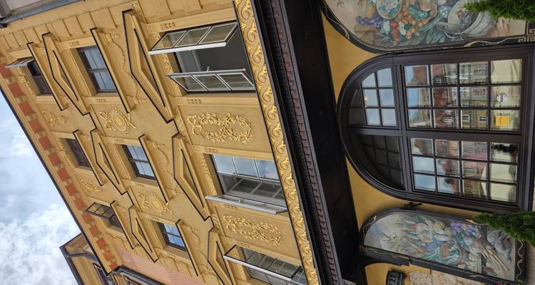 Gros plan d'une façade de bâtiment ornée