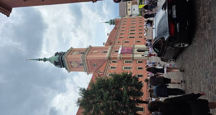 Bâtiment historique avec une tour d'horloge