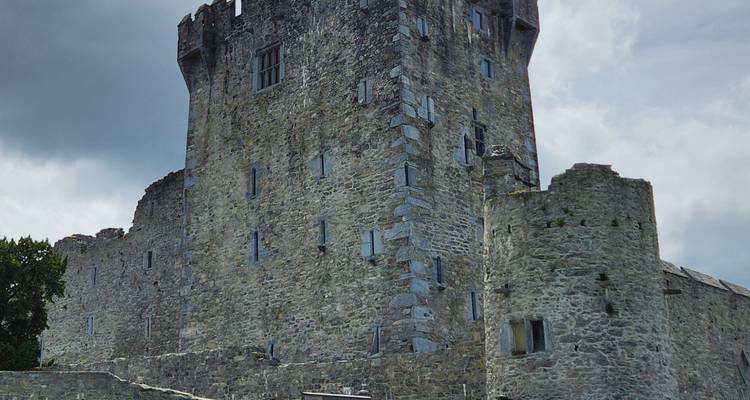 Château de pierre sous un ciel nuageux.