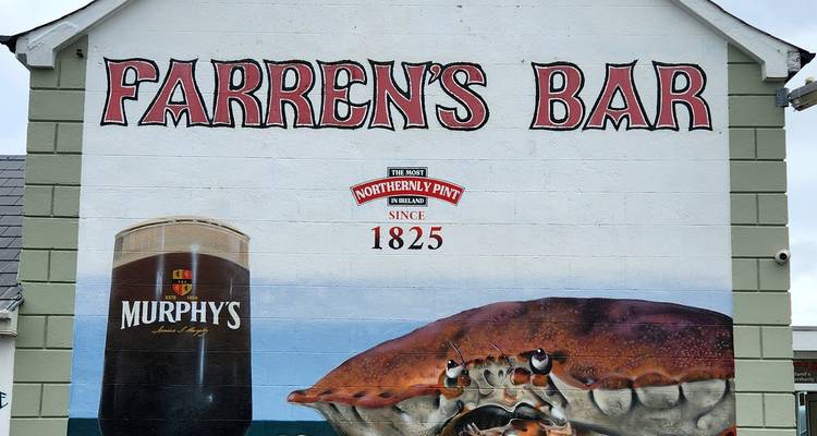 Bâtiment avec une peinture murale d'un crabe et une publicité pour de la bière.