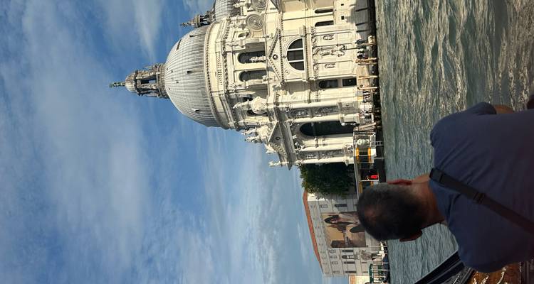 Homme sur une gondole sous un ciel bleu.