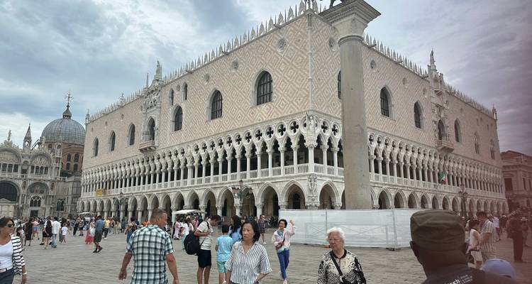 Bâtiment historique avec des touristes autour.