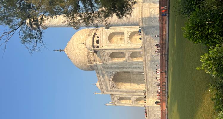 Vista lateral del Taj Mahal con sus jardines circundantes.