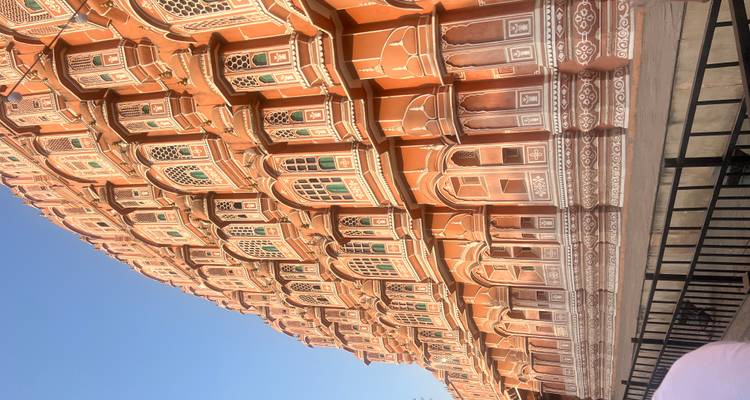 La intrincada fachada del Hawa Mahal en Jaipur.