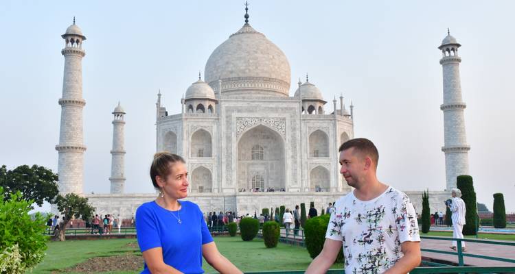 Pareja posando con el Taj Mahal de fondo.