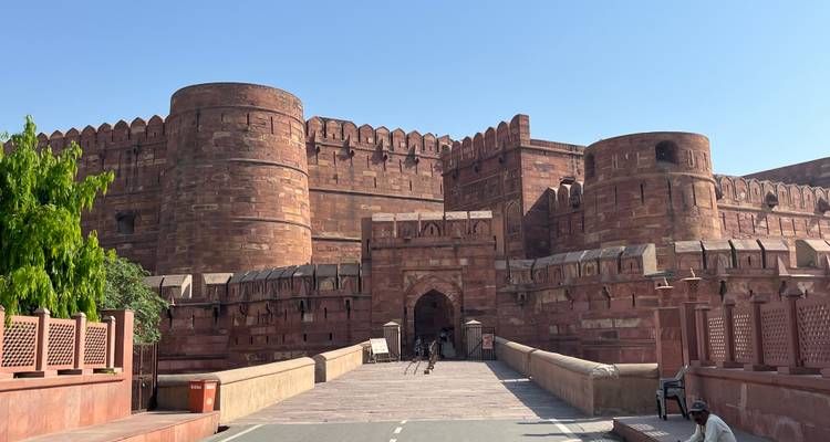 Blick auf die rote Sandsteinarchitektur des Agra-Forts.