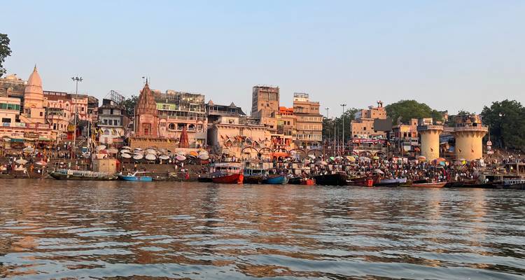 Zicht op de ghats van Varanasi aan de Ganges rivier tijdens de schemering.