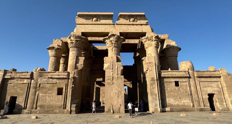 Turistas visitando el Templo de Kom Ombo.