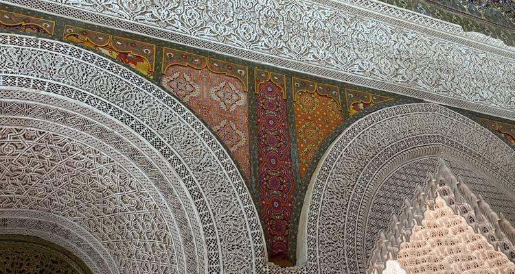 Conception architecturale complexe avec des arches ornées et des décorations.