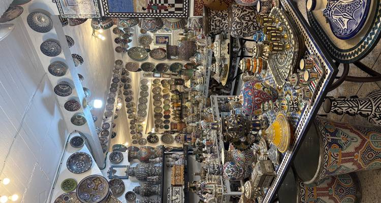 Boutique remplie de poteries traditionnelles colorées et d'assiettes décoratives.