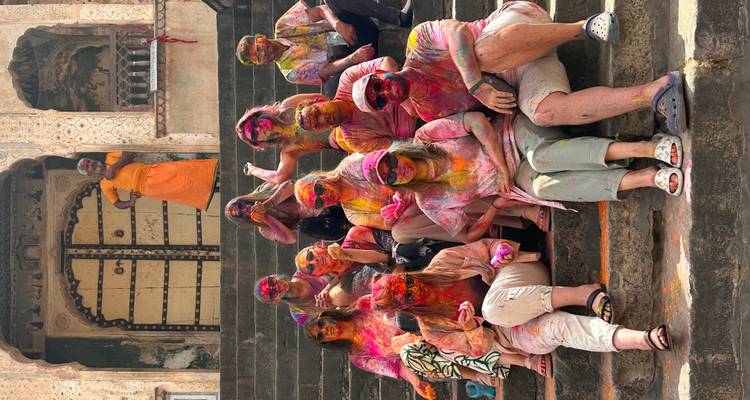 Groep mensen die Holi viert met kleurrijk poeder.