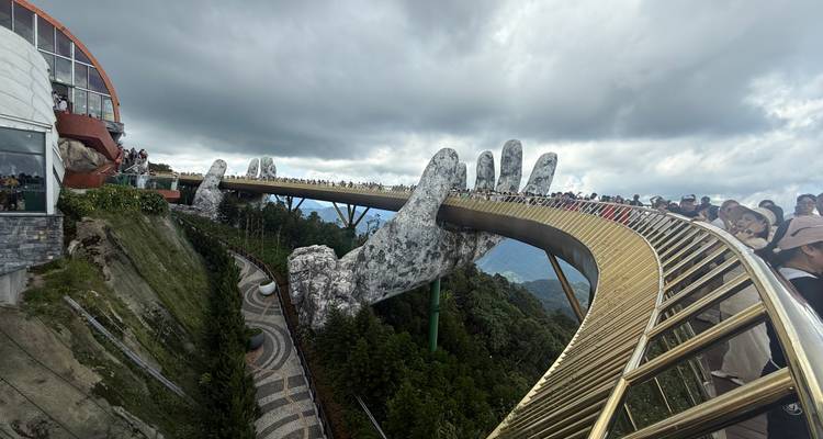 Pont Doré à Da Nang avec des mains géantes, bondé de touristes.