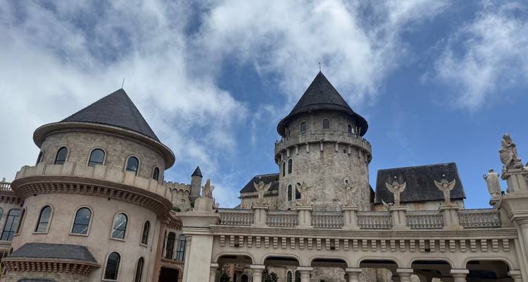 Château de style européen sous un ciel lumineux.